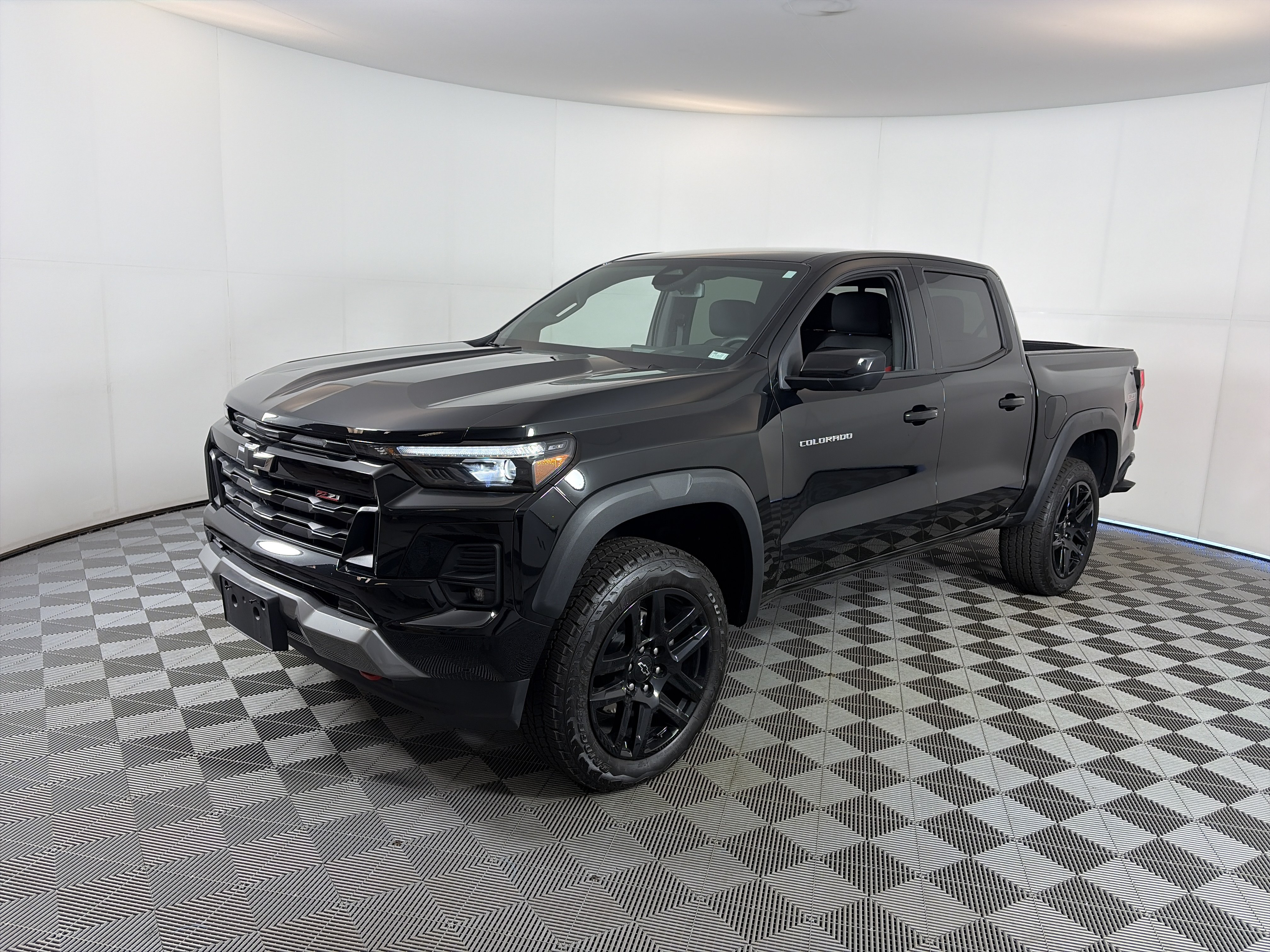 Used 2024 Chevrolet Colorado Z71 w/ Z71 Convenience Package 2 AWD/4WD image 2