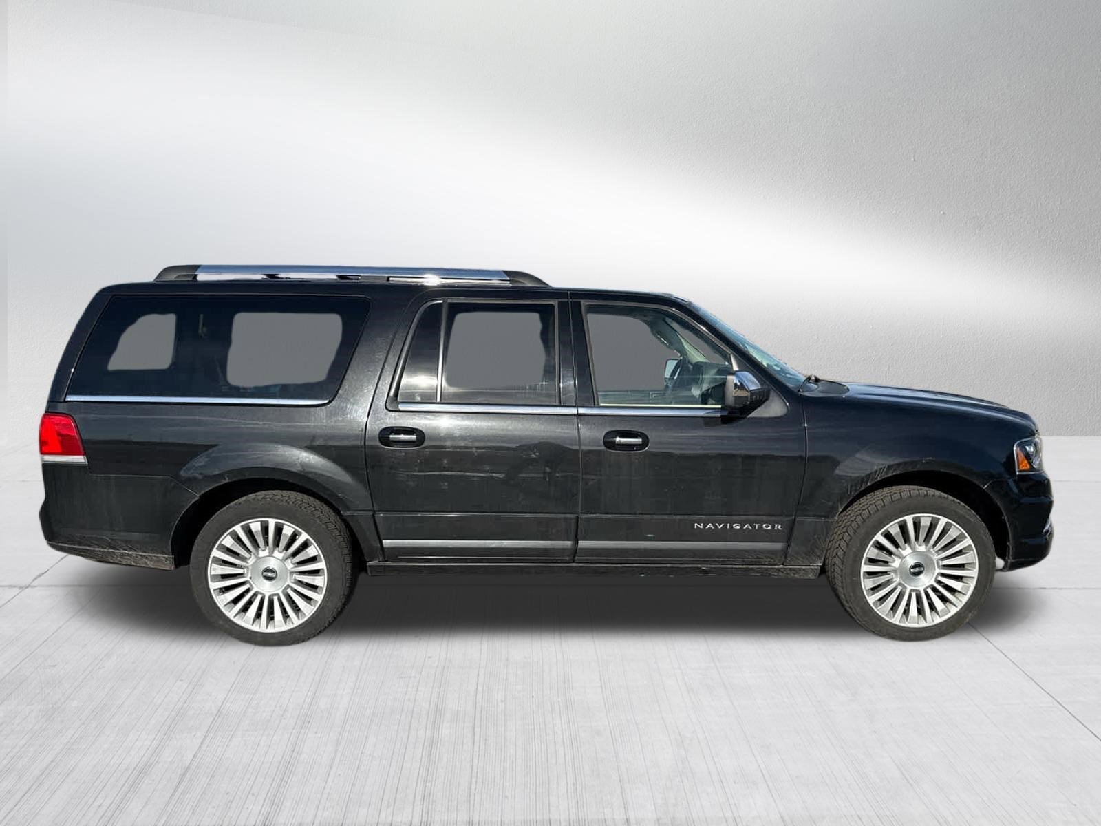 Used 2015 Lincoln Navigator L 4WD w/ Equipment Group 101A Reserve image 12