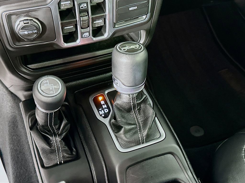 Used 2018 Jeep Wrangler Unlimited Sahara AWD/4WD image 17