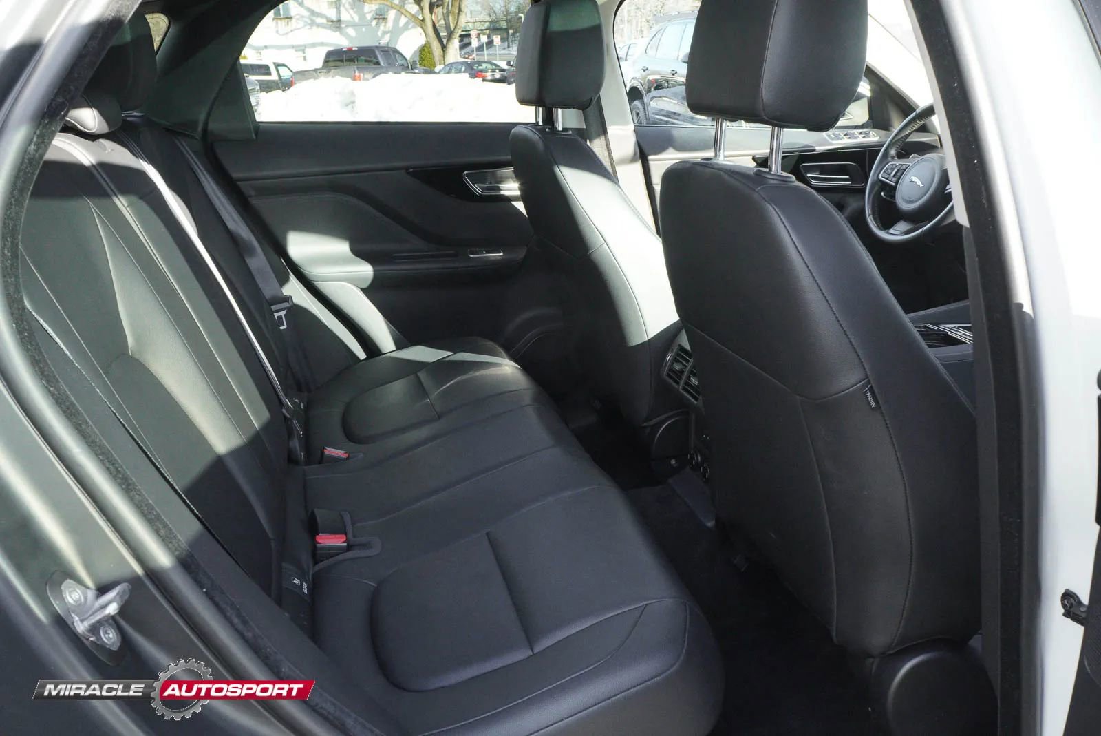 Used 2019 Jaguar F-PACE Premium image 37