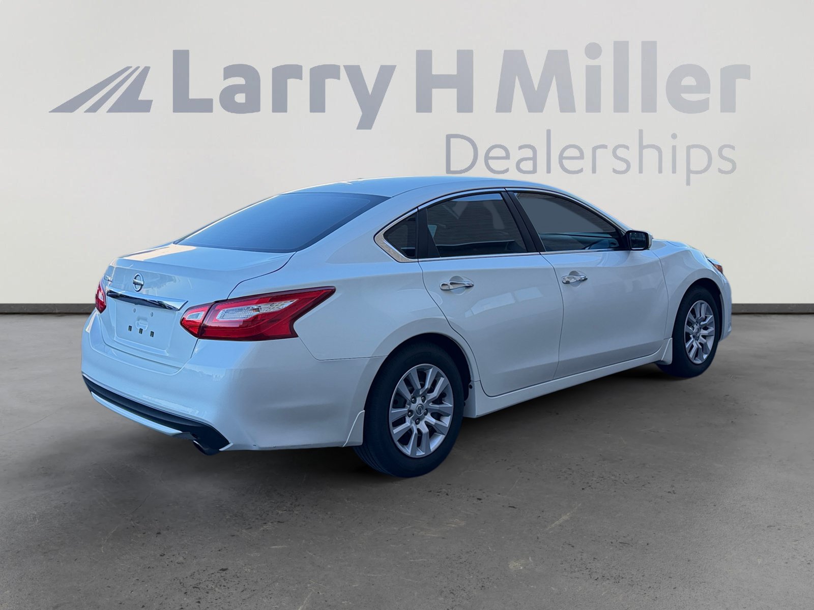 Used 2017 Nissan Altima 2.5 S w/ Power Driver Seat Package FWD image 5