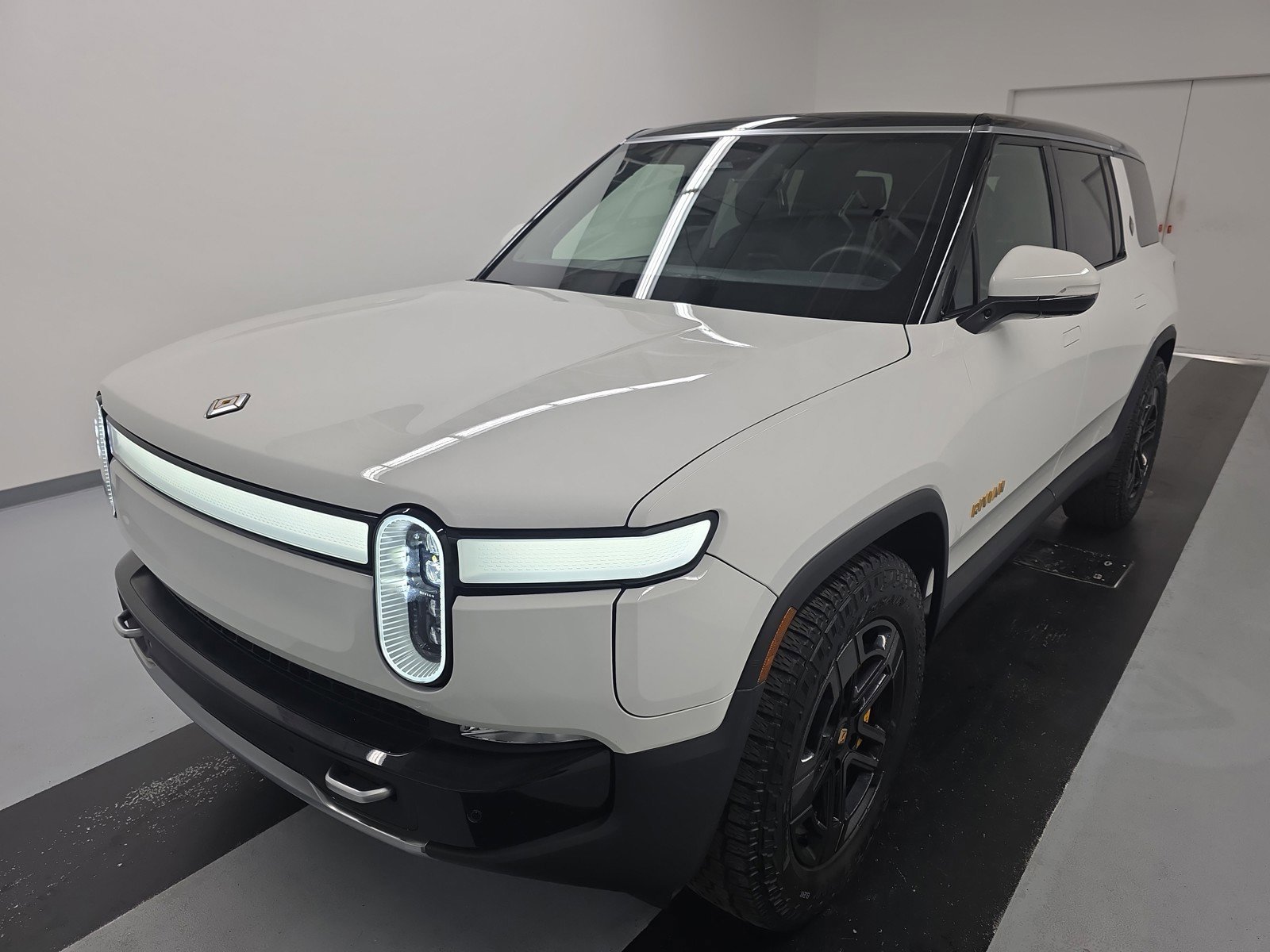 Used 2024 Rivian R1S Adventure AWD/4WD image 1