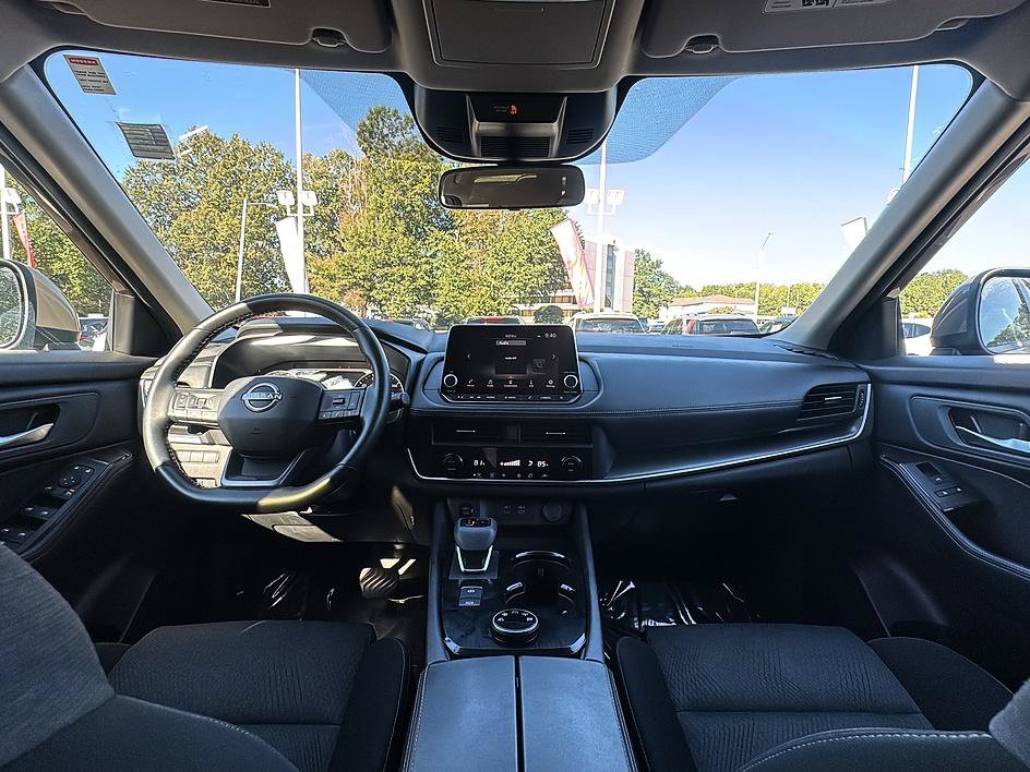 Certified 2025 Nissan Rogue SV AWD/4WD image 1