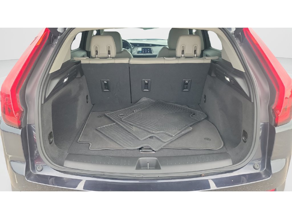 Used 2023 Cadillac XT4 Luxury w/ Cold Weather Package FWD image 9