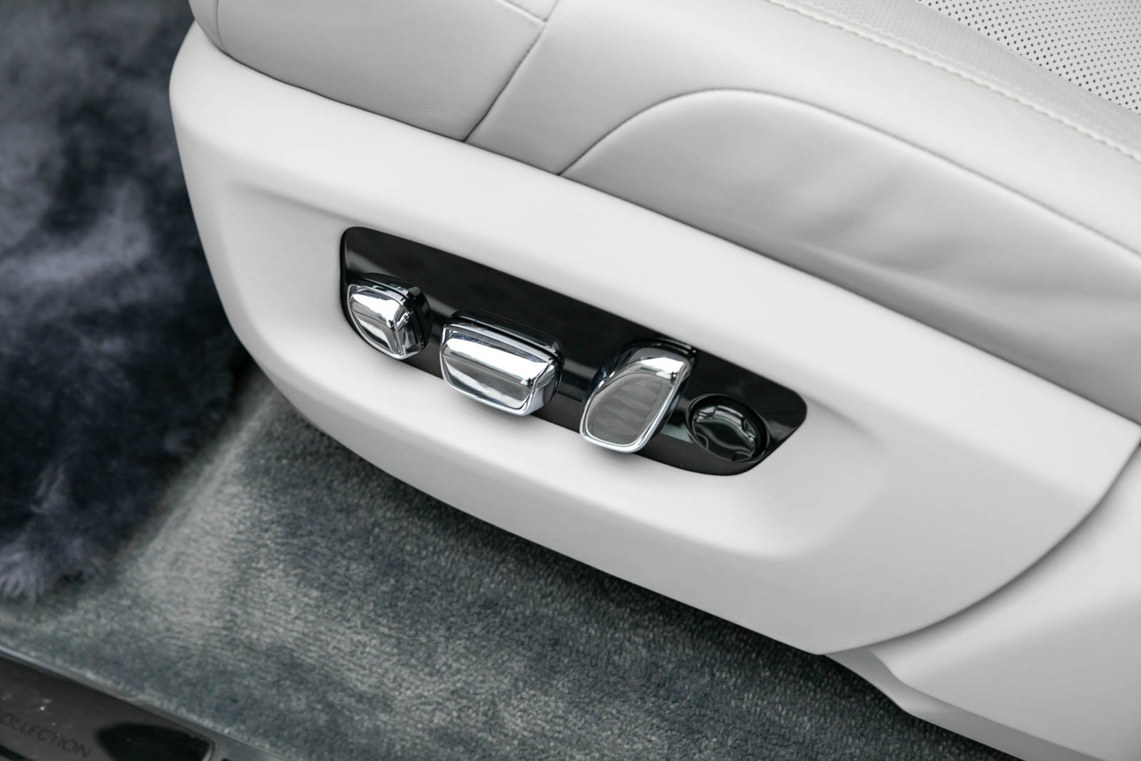 Used 2024 Rolls-Royce Phantom Extended Wheelbase w/ Leather Finishing Pack image 12