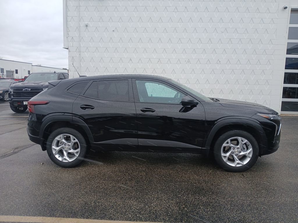 Used 2025 Chevrolet Trax LS w/ LS Convenience Package image 22