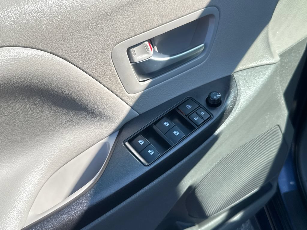 Used 2018 Toyota Sienna LE AWD/4WD image 34