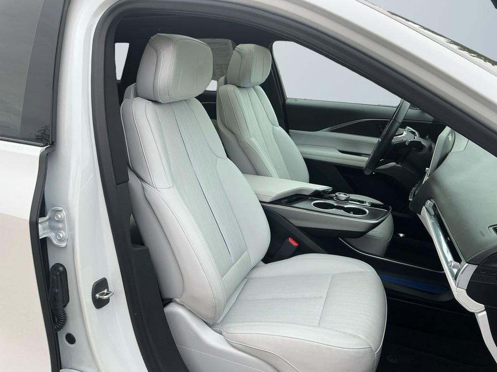 Used 2024 Cadillac Lyriq Luxury image 15