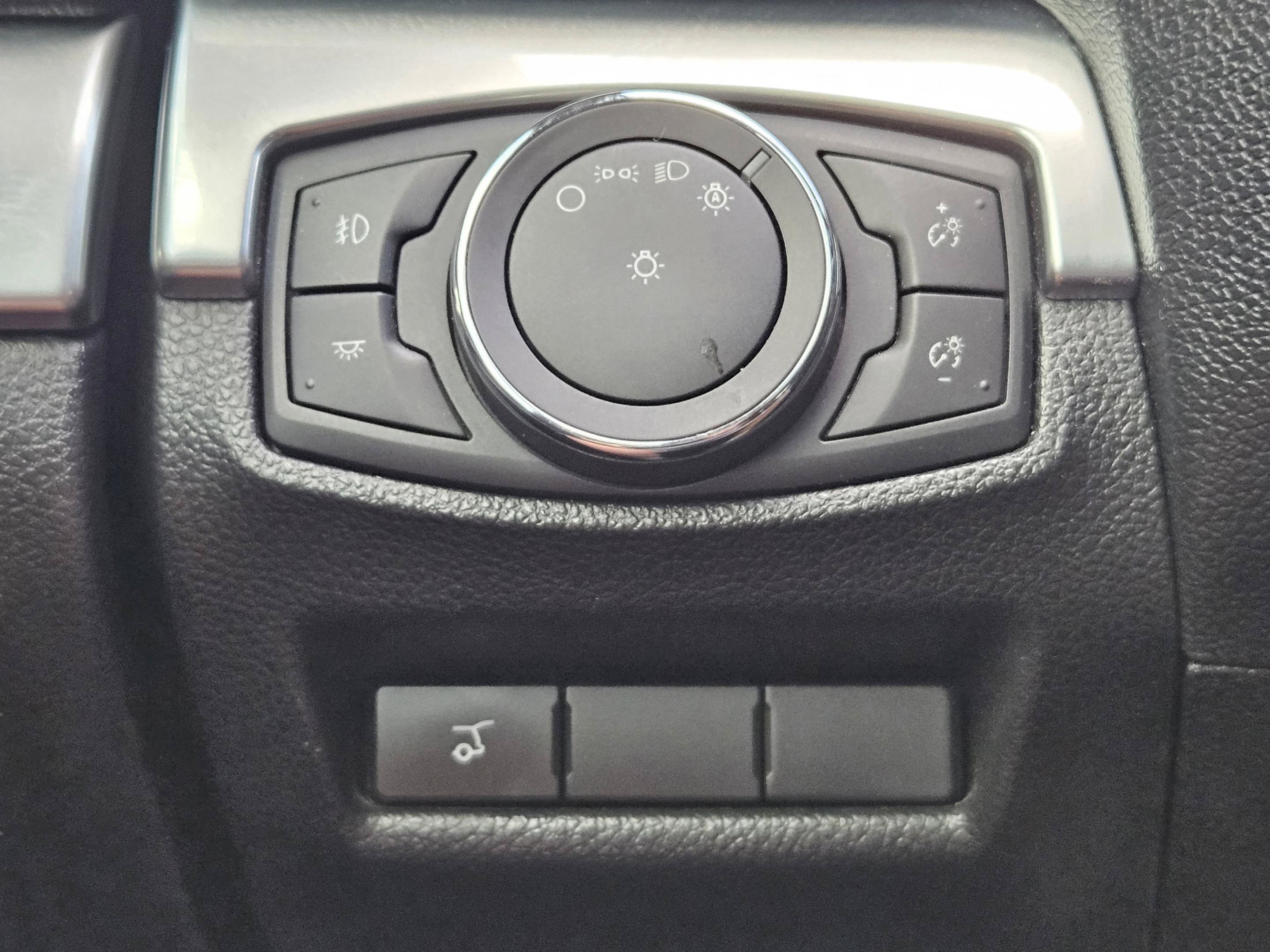 Used 2019 Ford Explorer Limited w/ Ford Safe & Smart Package FWD image 20