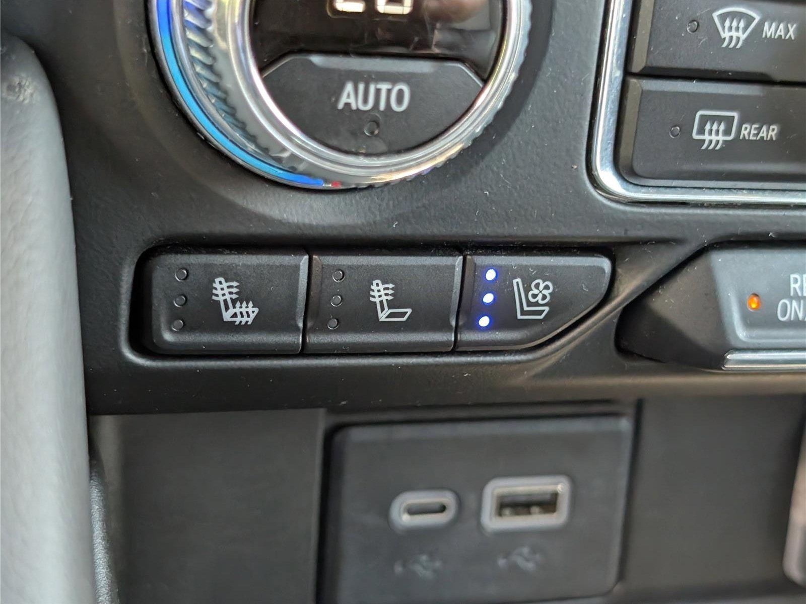 Used 2024 GMC Yukon SLT AWD/4WD image 29