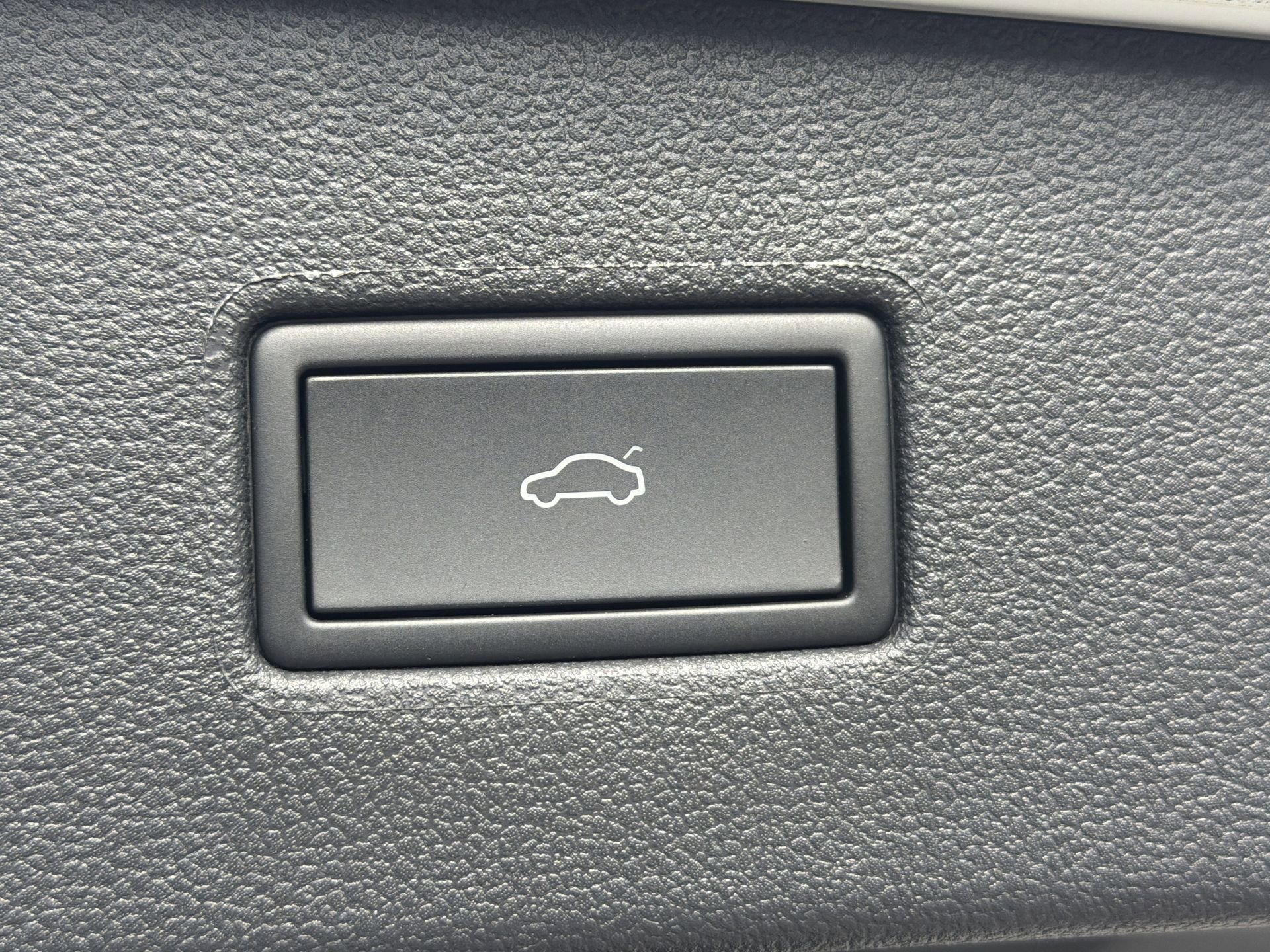 Used 2024 Volkswagen Tiguan SE R-Line image 12