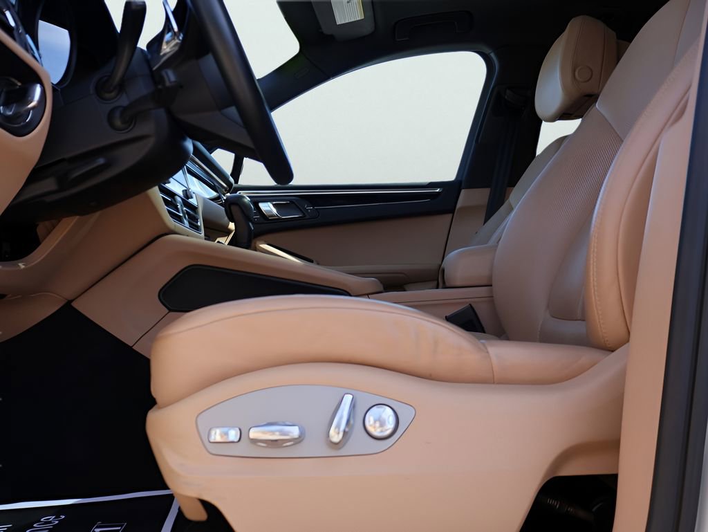 Certified 2023 Porsche Macan image 34