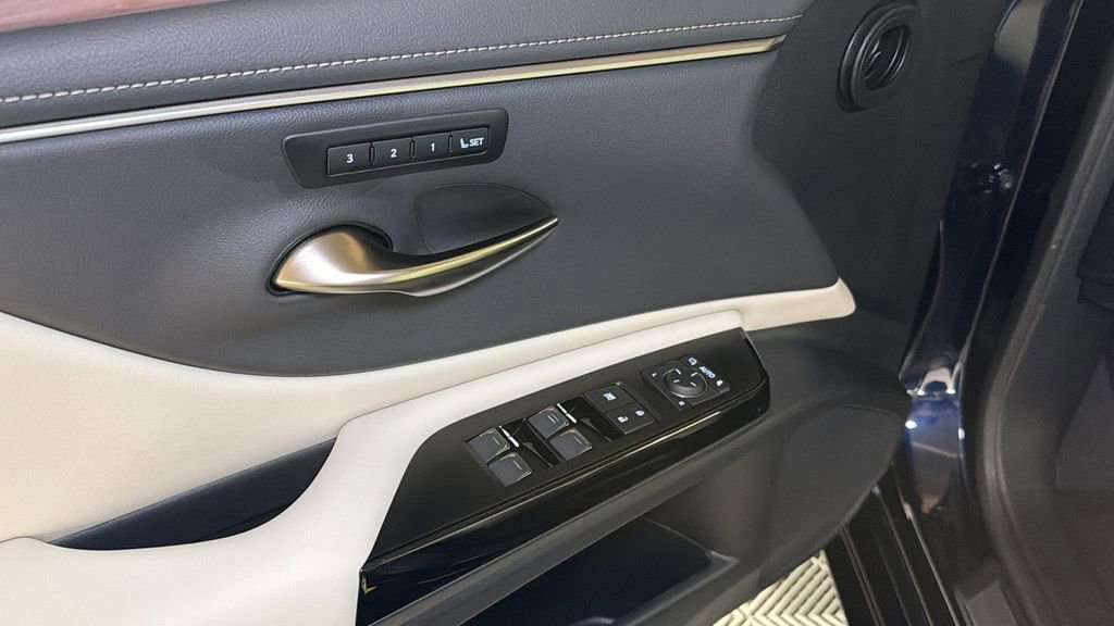 Used 2025 Lexus ES 300h w/ Premium Package image 23