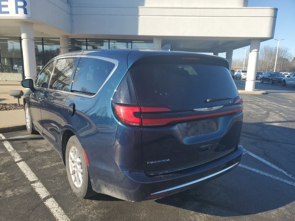 Used 2023 Chrysler Pacifica Touring-L image 7