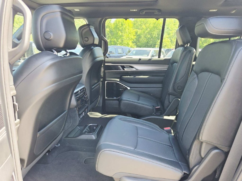New 2026 Jeep Grand Wagoneer Limited AWD/4WD image 16