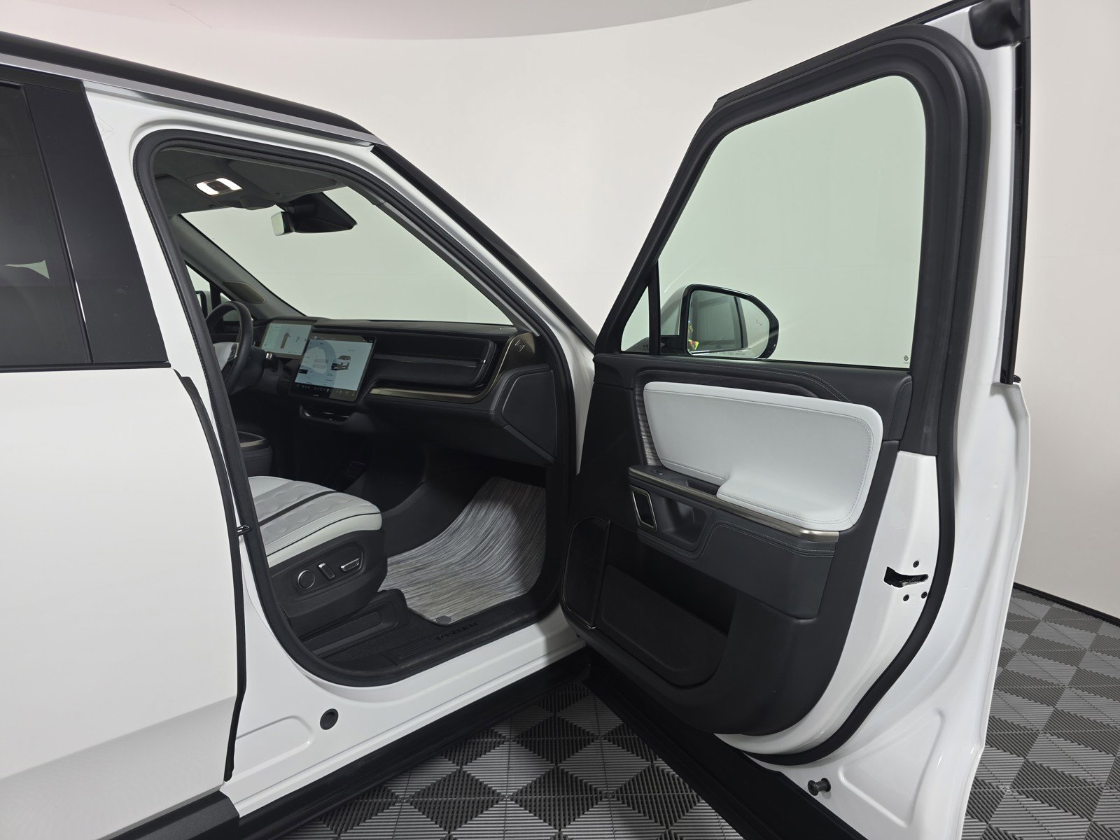 Used 2024 Rivian R1S Adventure AWD/4WD image 18