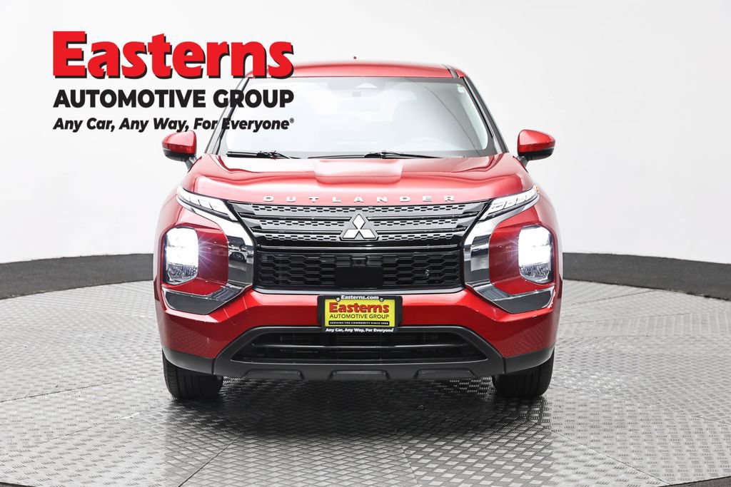 Used 2024 Mitsubishi Outlander ES AWD/4WD image 2