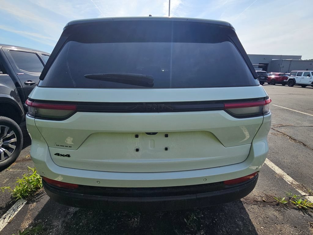 Used 2023 Jeep Grand Cherokee Altitude AWD/4WD image 7