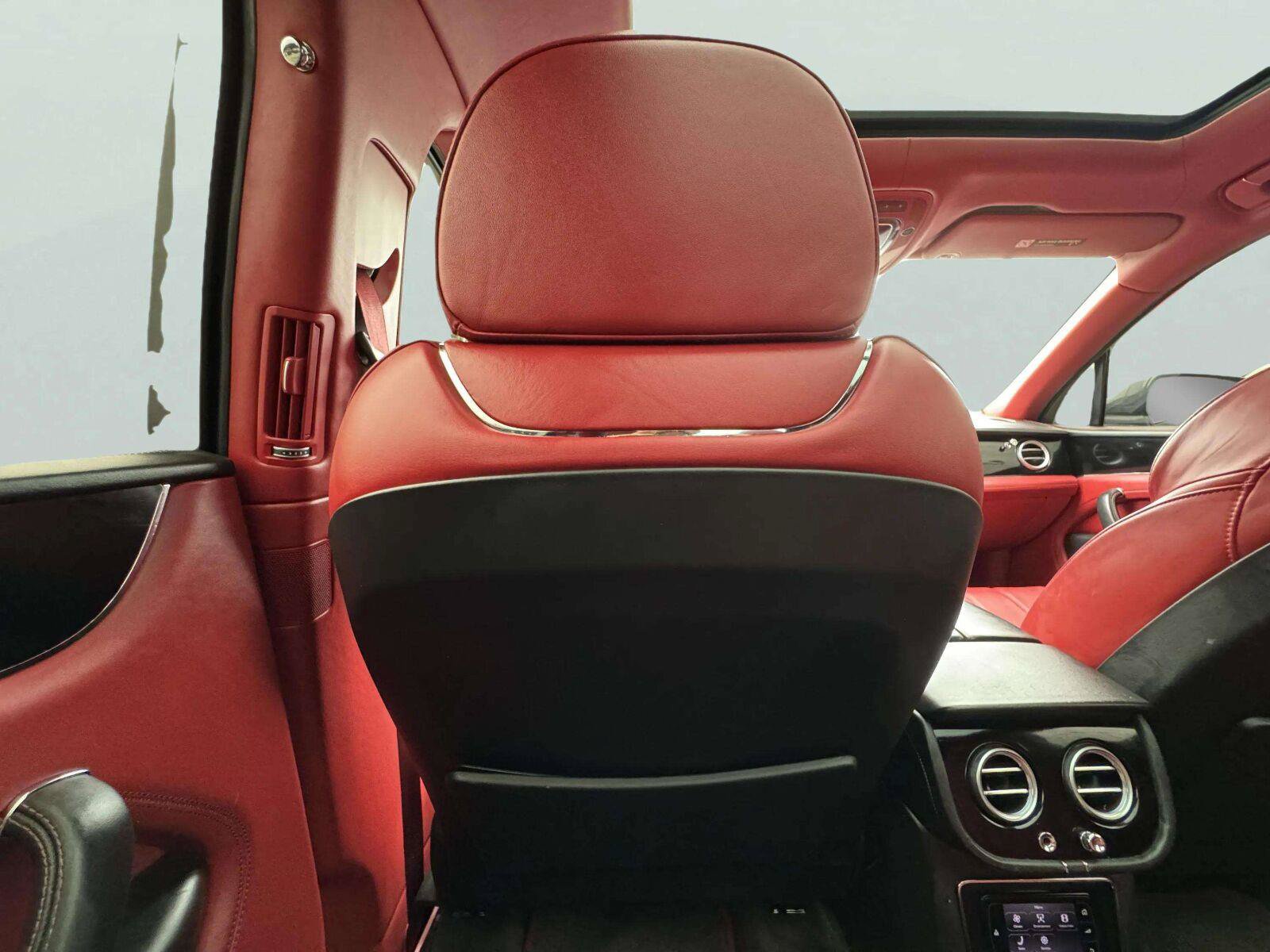 Used 2018 Bentley Bentayga AWD/4WD image 57