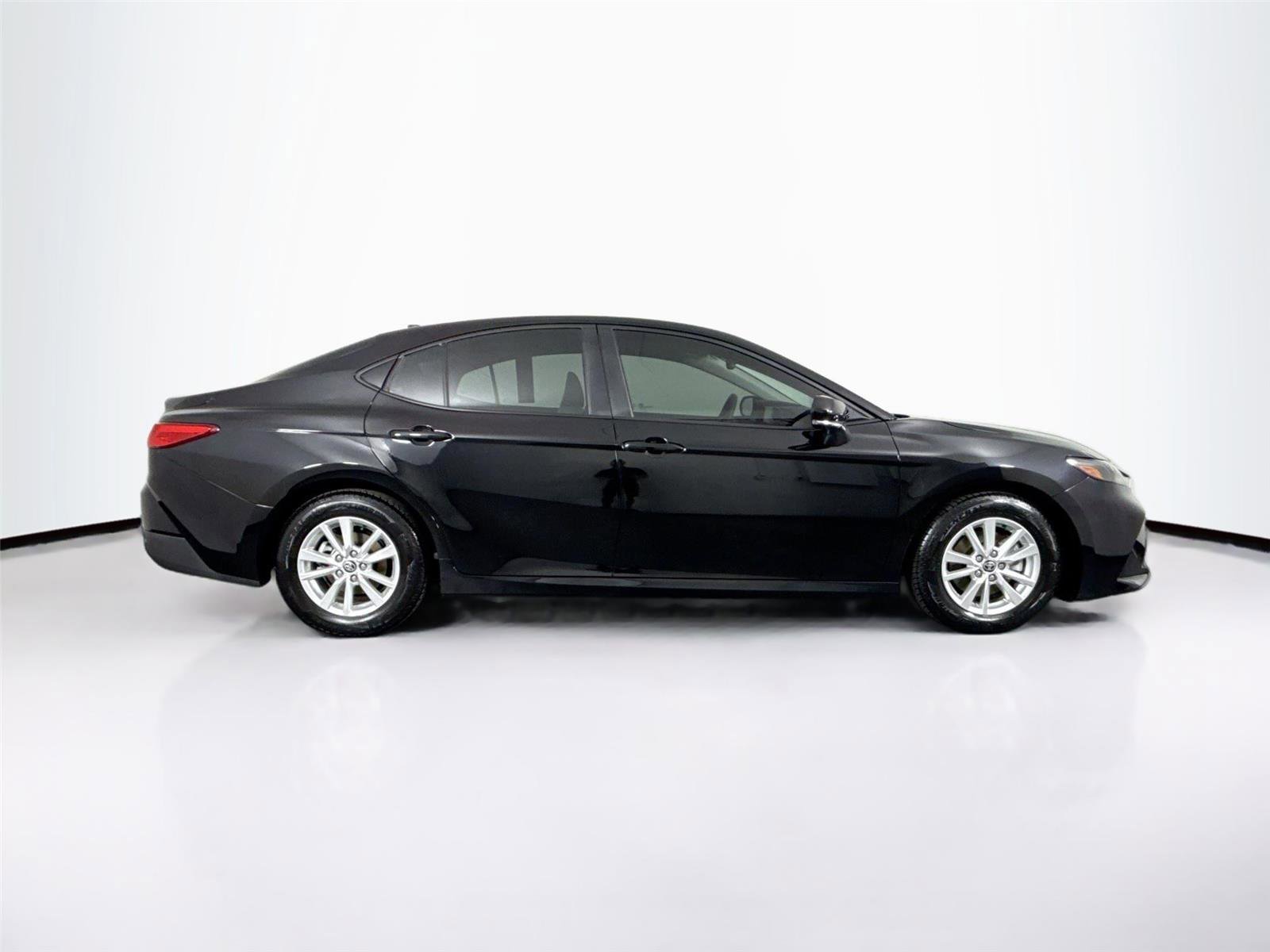 Used 2025 Toyota Camry LE w/ Convenience Package image 10