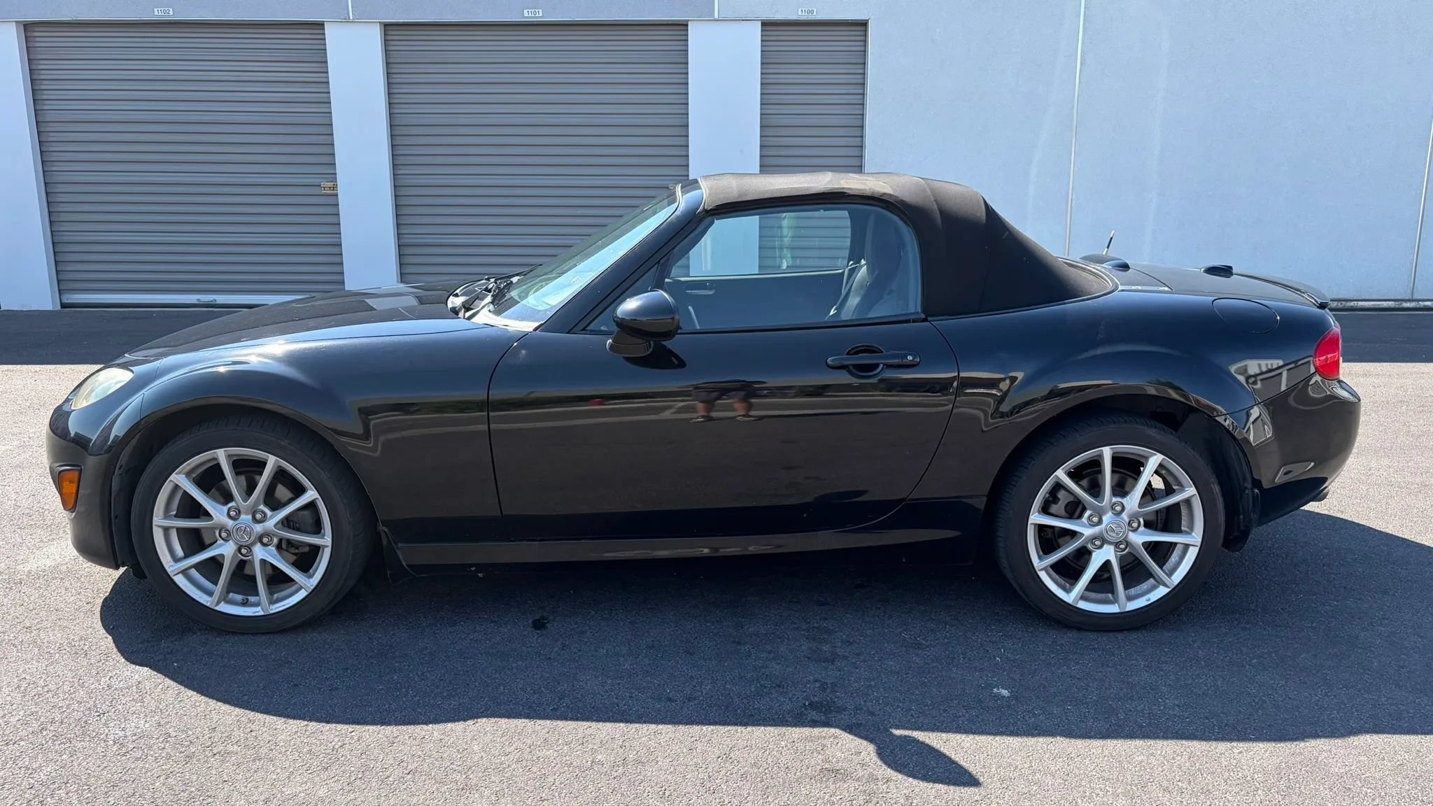 Used 2009 MAZDA MX-5 Miata Grand Touring w/ Premium Pkg RWD image 2