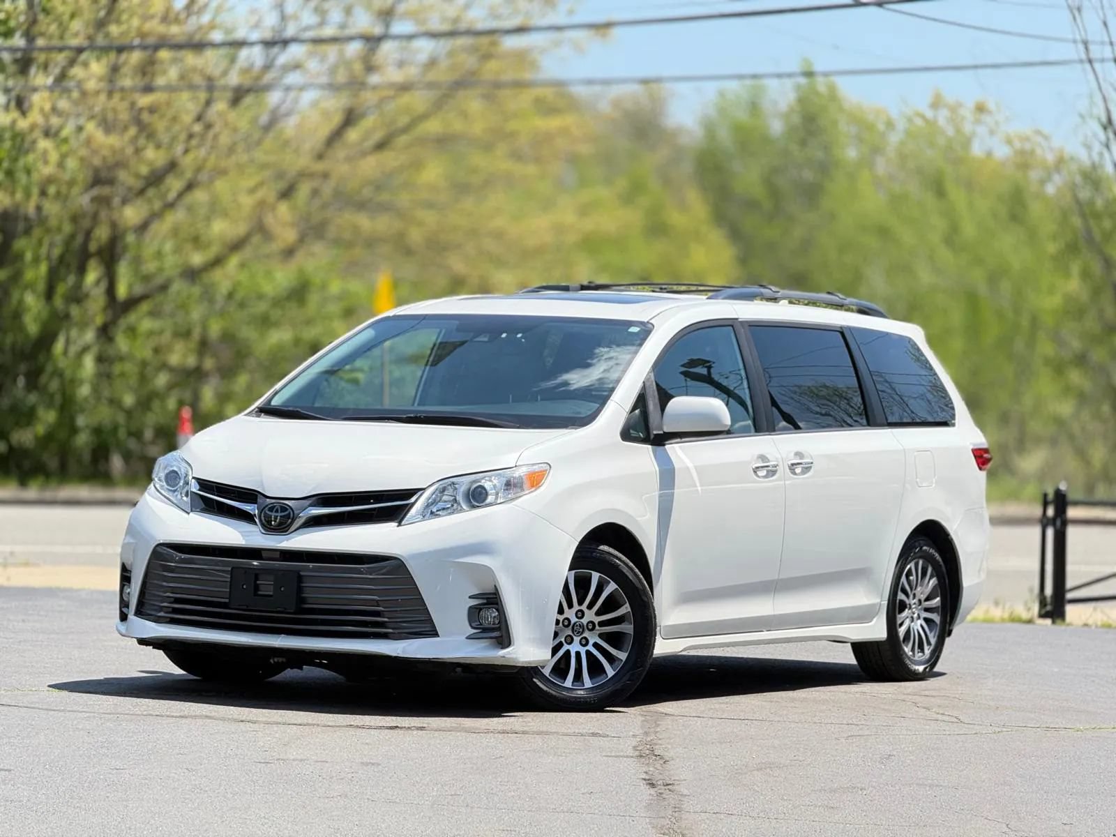 Used 2019 Toyota Sienna XLE w/ XLE Navigation Package FWD image 2