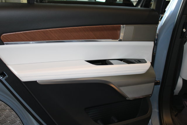 New 2027 Cadillac Vistiq Premium Luxury w/ LPO, Floor Liner Package AWD/4WD image 19