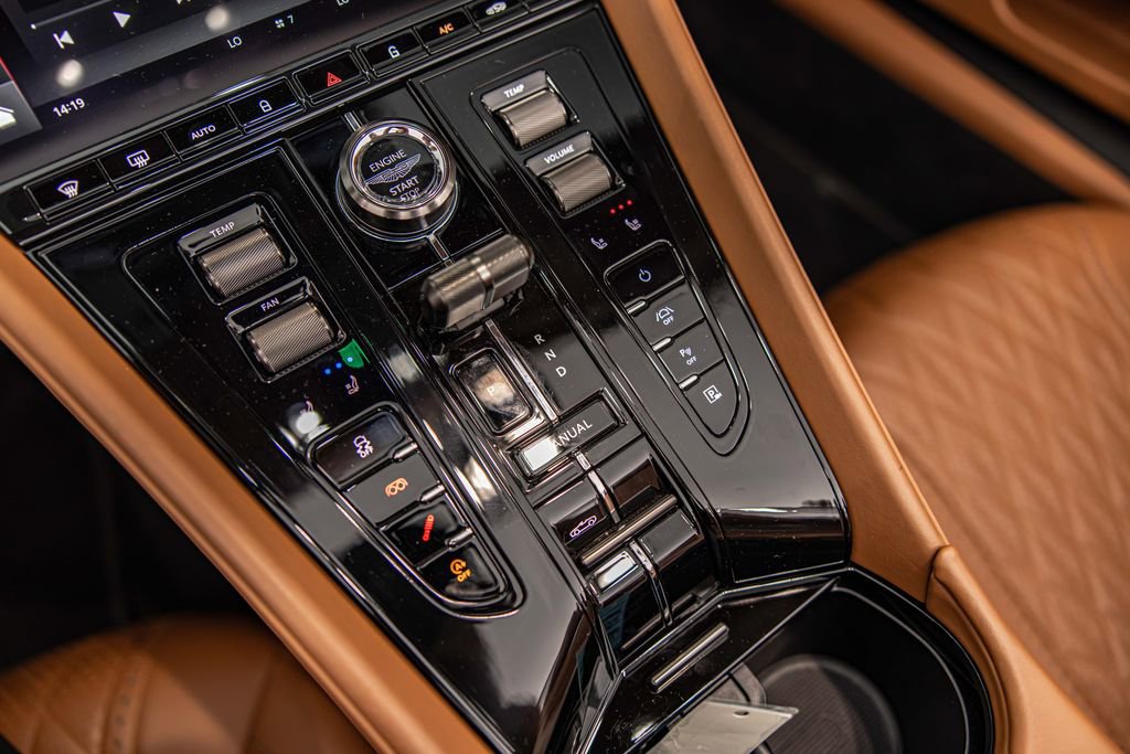 Used 2025 Aston Martin DB12 Convertible image 29