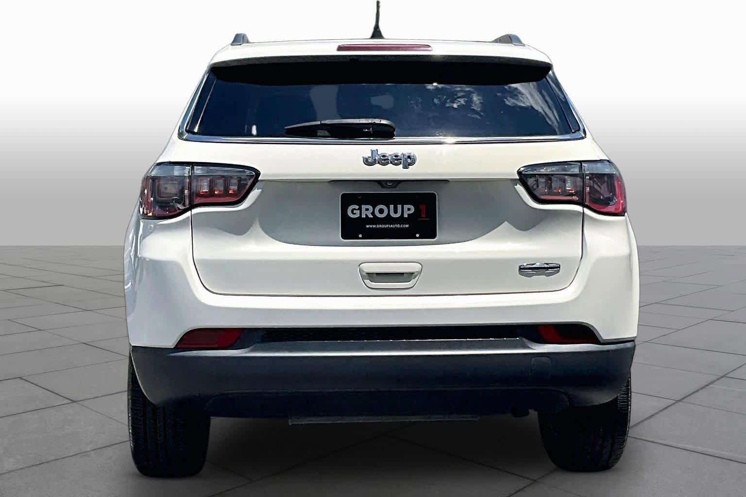Used 2018 Jeep Compass Latitude w/ Popular Equipment Group FWD image 5