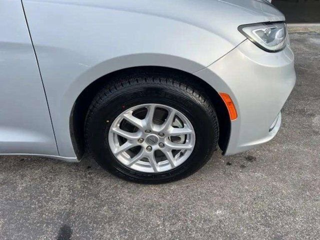 Used 2023 Chrysler Pacifica Touring-L image 15