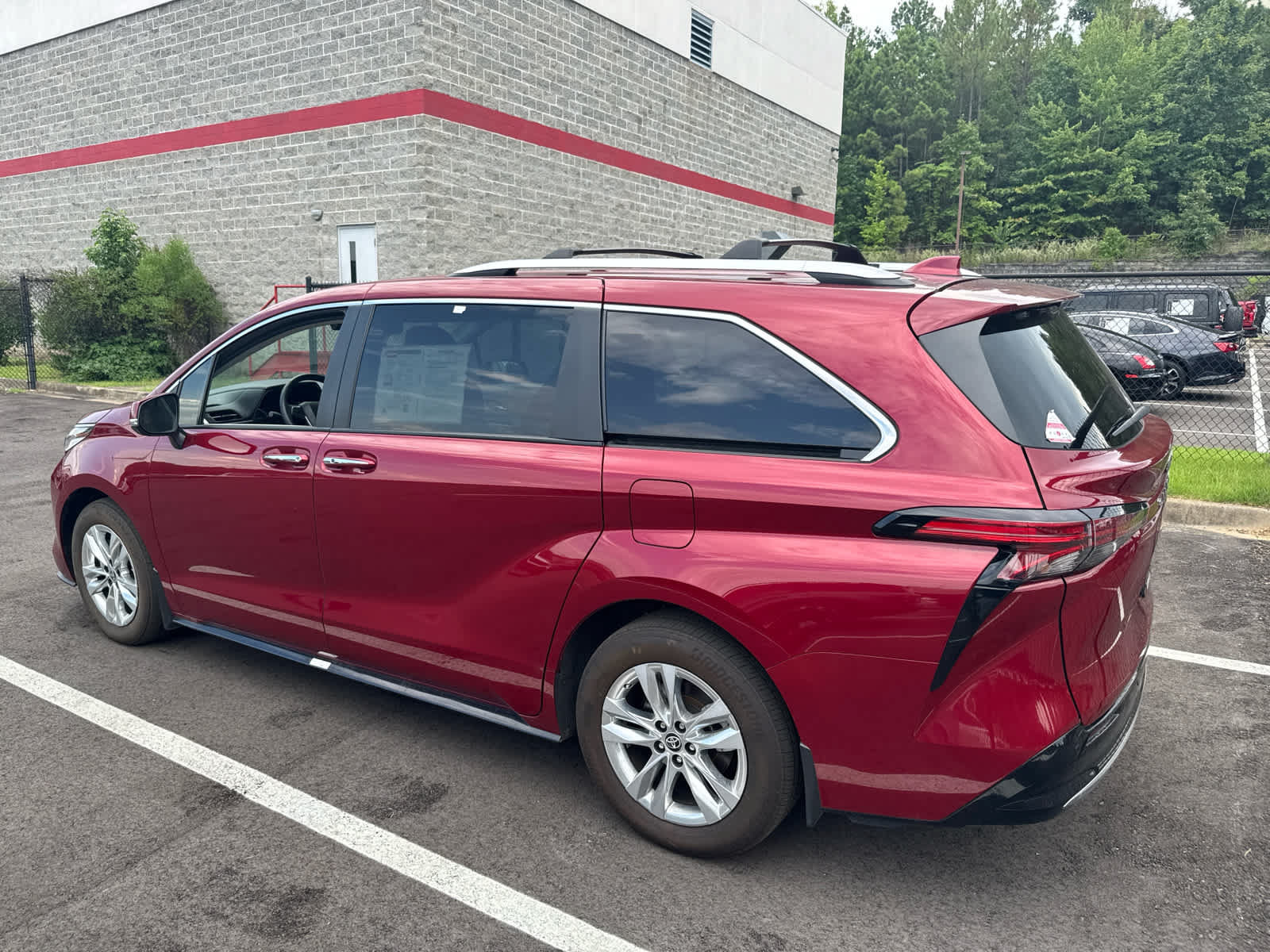 Used 2023 Toyota Sienna Limited FWD image 3