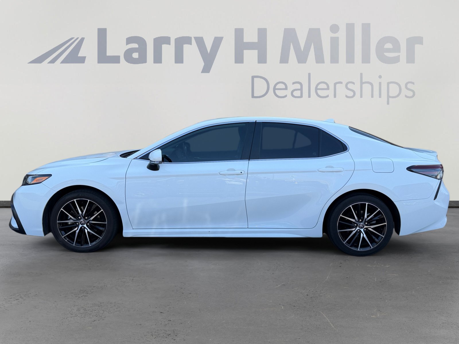Used 2023 Toyota Camry SE FWD image 2