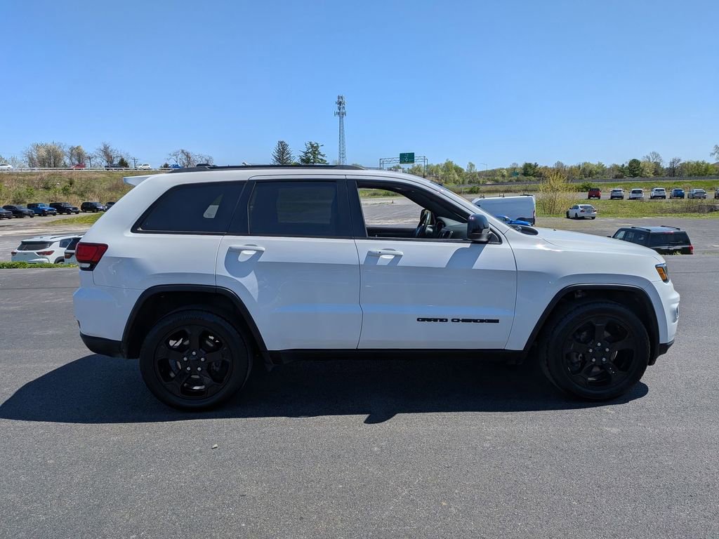 Used 2019 Jeep Grand Cherokee Laredo AWD/4WD image 2