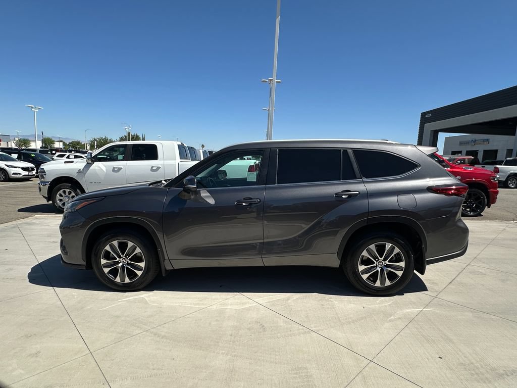 Used 2023 Toyota Highlander XLE FWD image 3