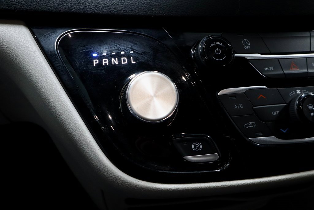 Used 2023 Chrysler Voyager LX image 35