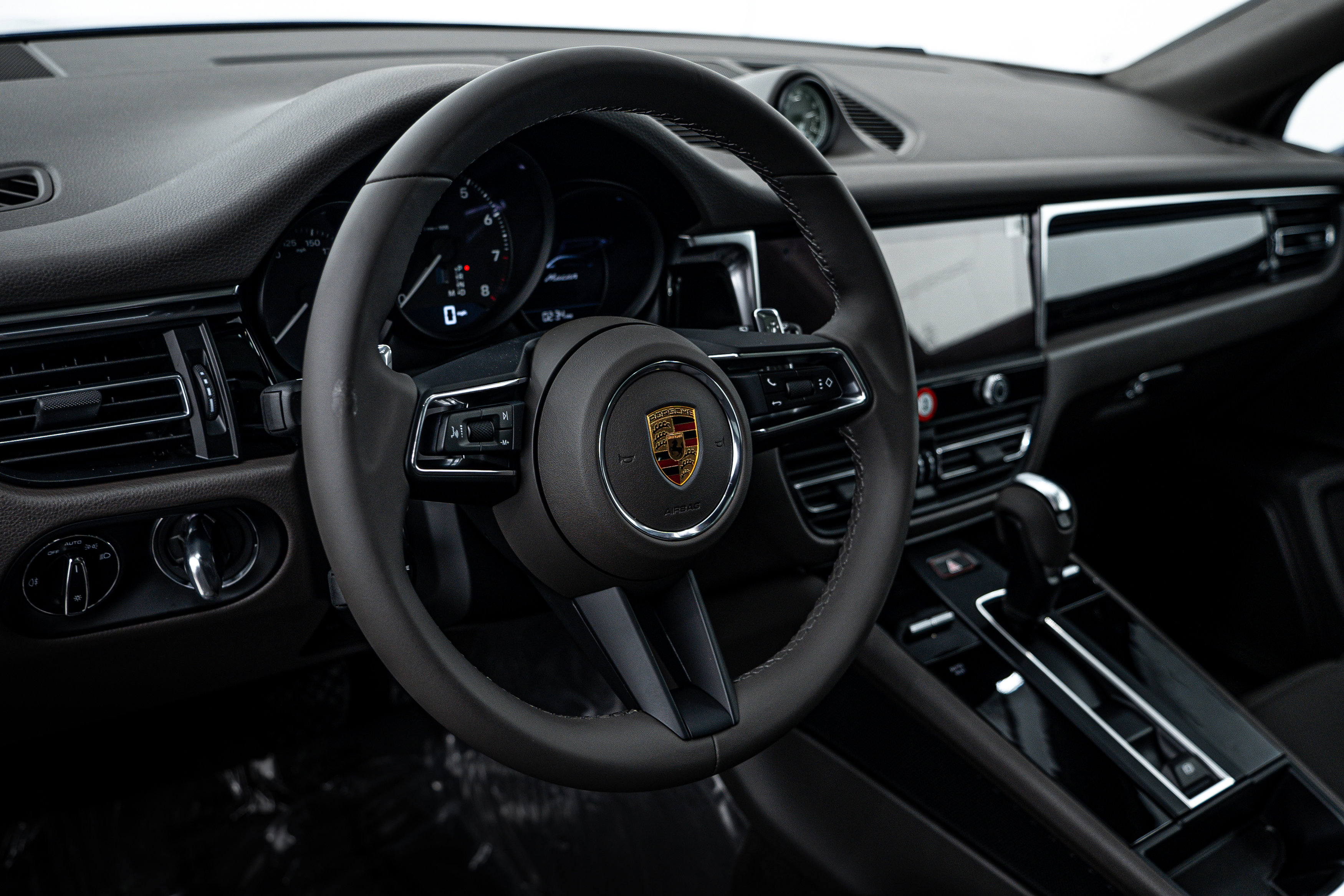 Certified 2025 Porsche Macan image 13