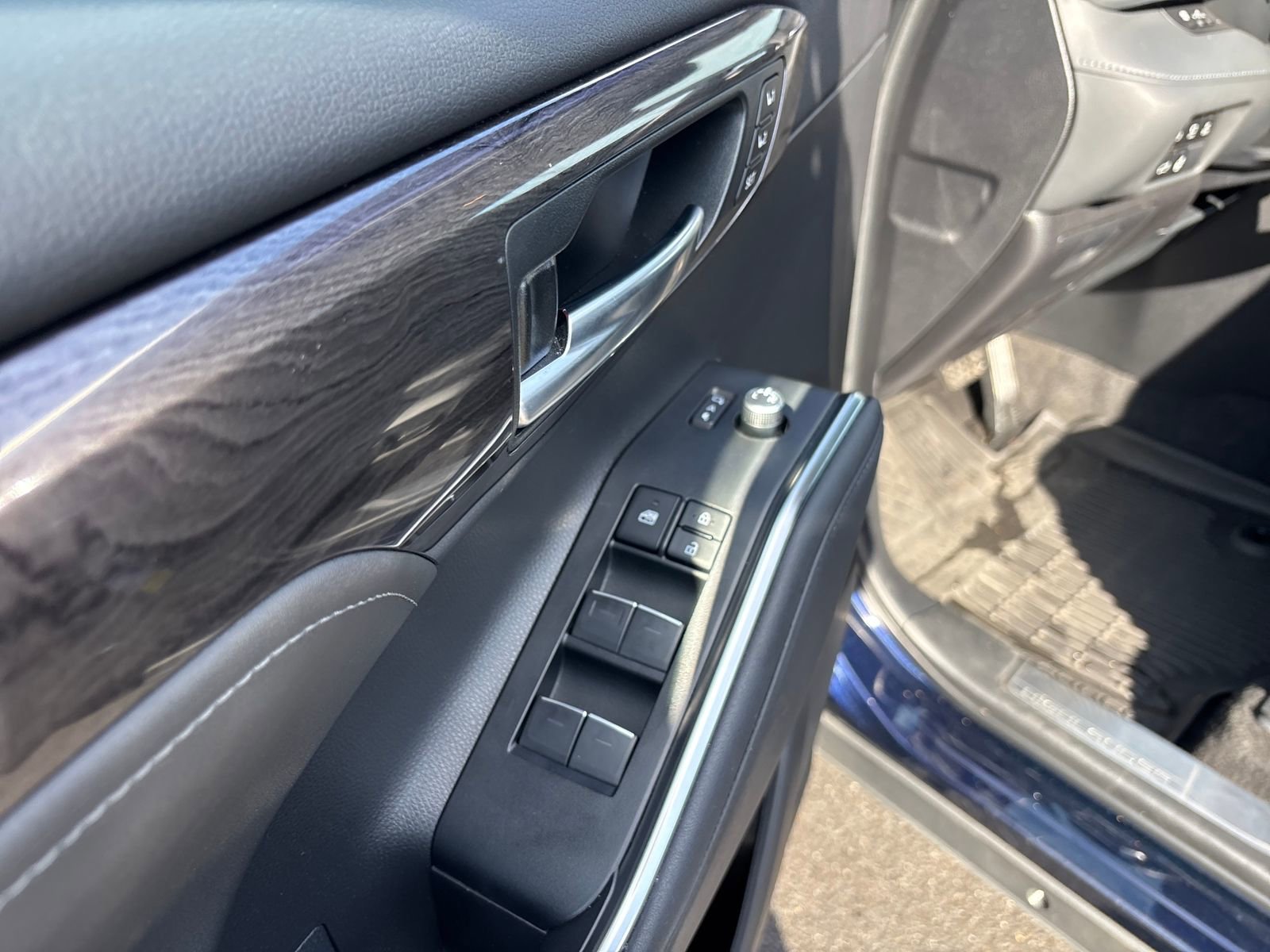 Used 2023 Toyota Highlander Platinum image 11