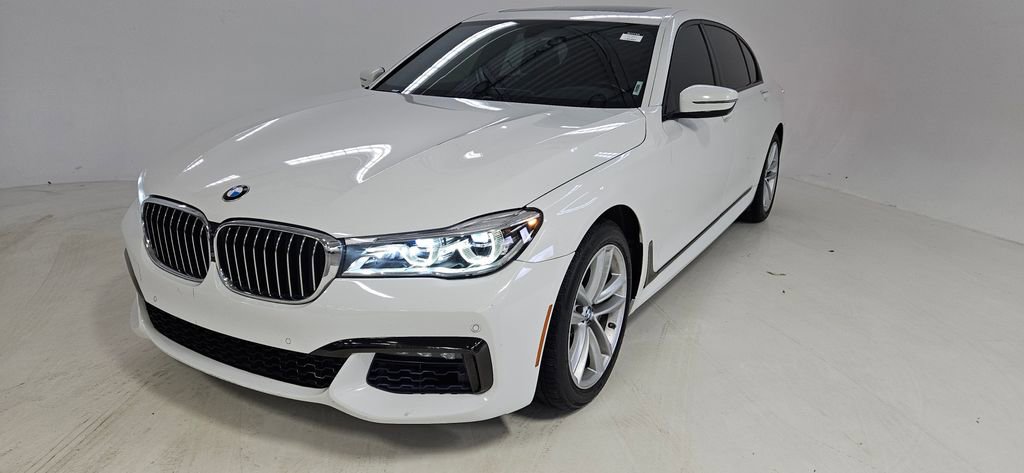 Used 2017 BMW 750i xDrive image 2