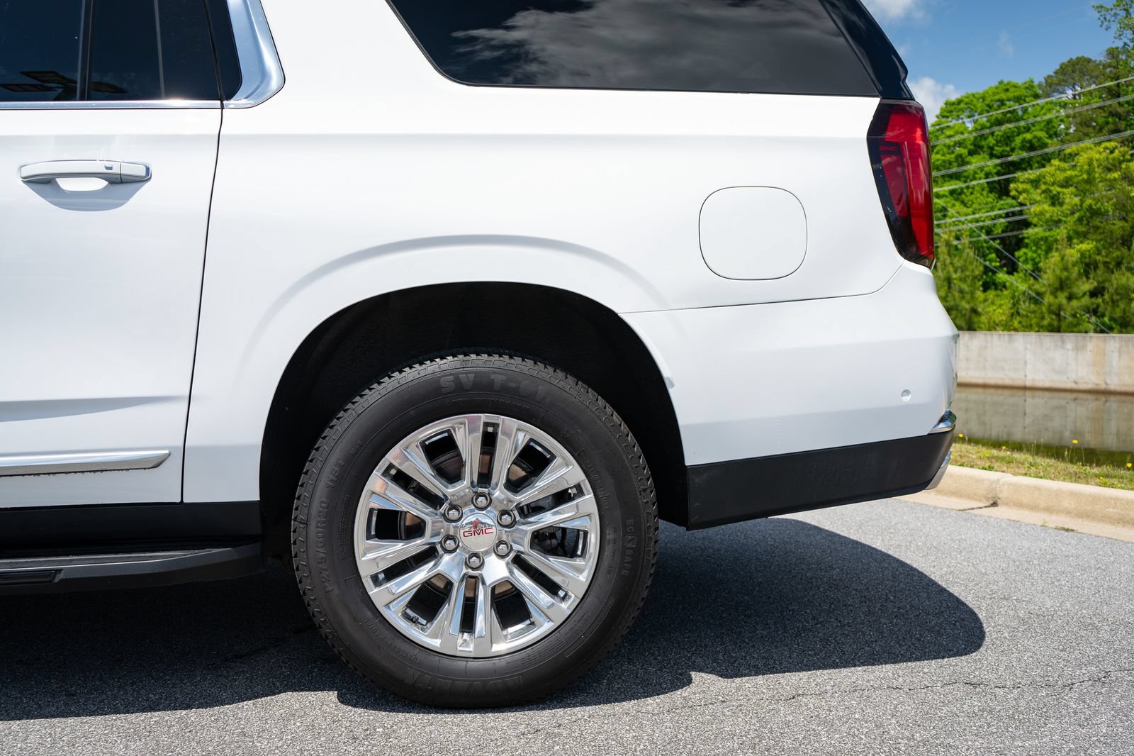 Used 2025 GMC Yukon XL Denali AWD/4WD image 6