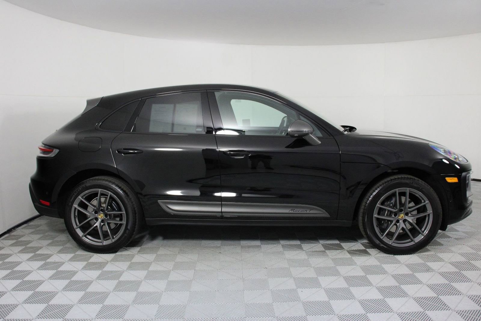 Certified 2025 Porsche Macan Turbo image 8