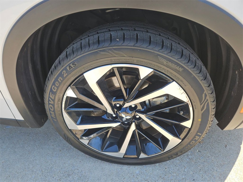 Used 2023 Mitsubishi Outlander SE image 32