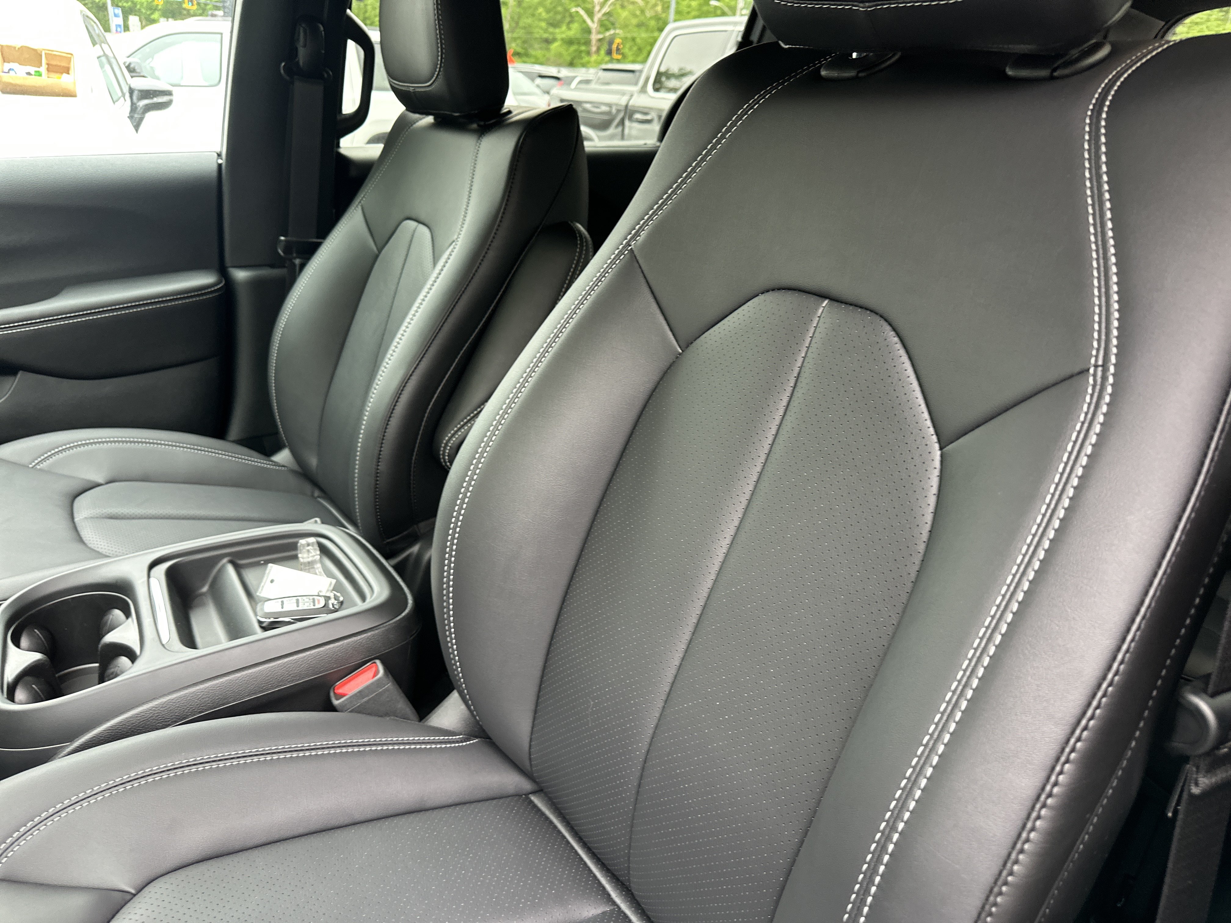 New 2027 Chrysler Pacifica Select w/ Family Tech Group FWD image 30