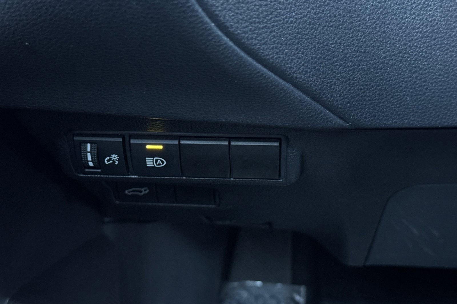 Certified 2023 Toyota Corolla Cross XLE image 34