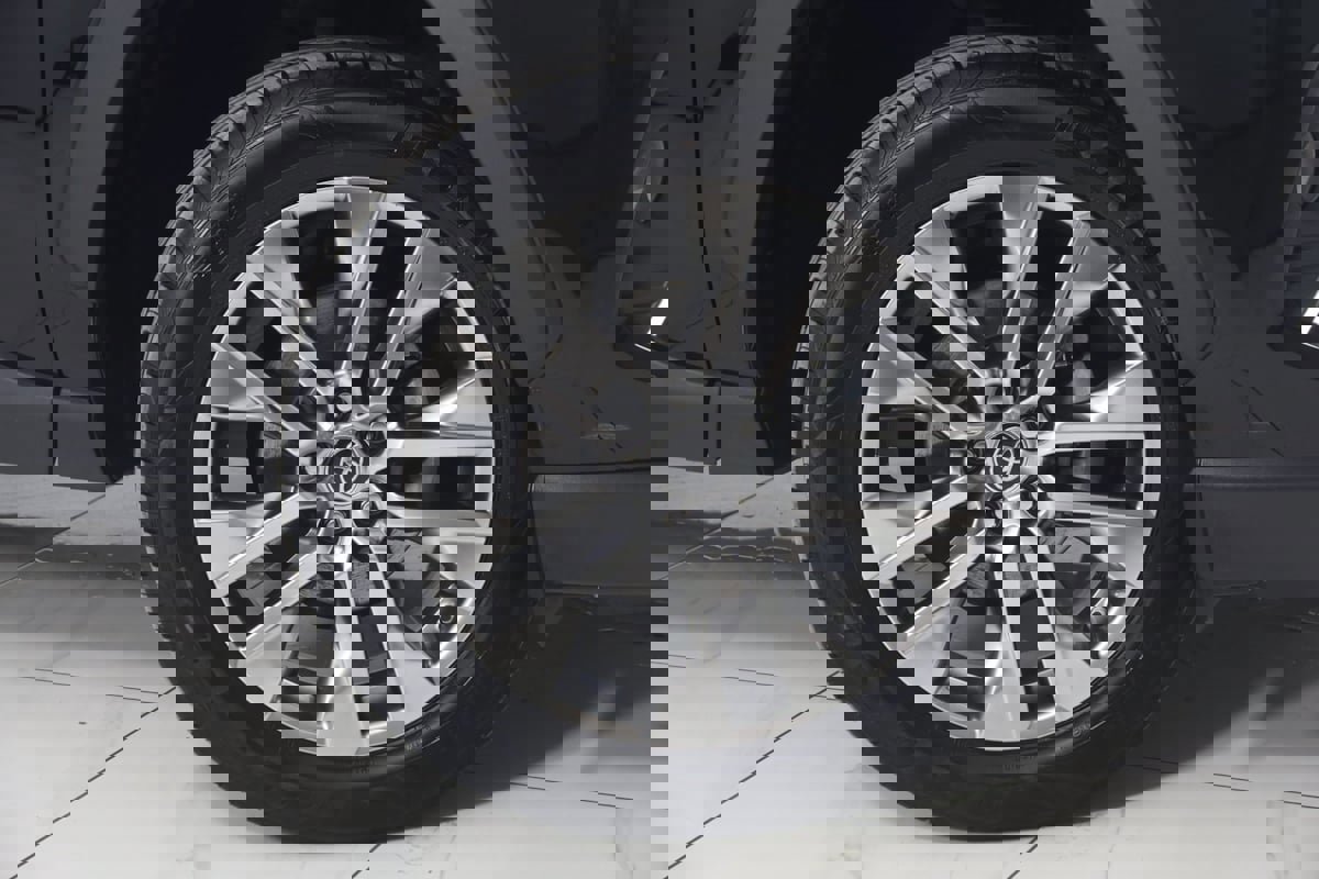 Used 2019 Toyota RAV4 XLE Premium image 14