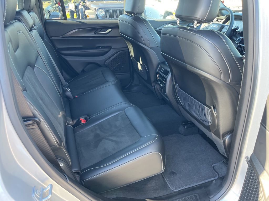 New 2025 Jeep Grand Cherokee Altitude image 13