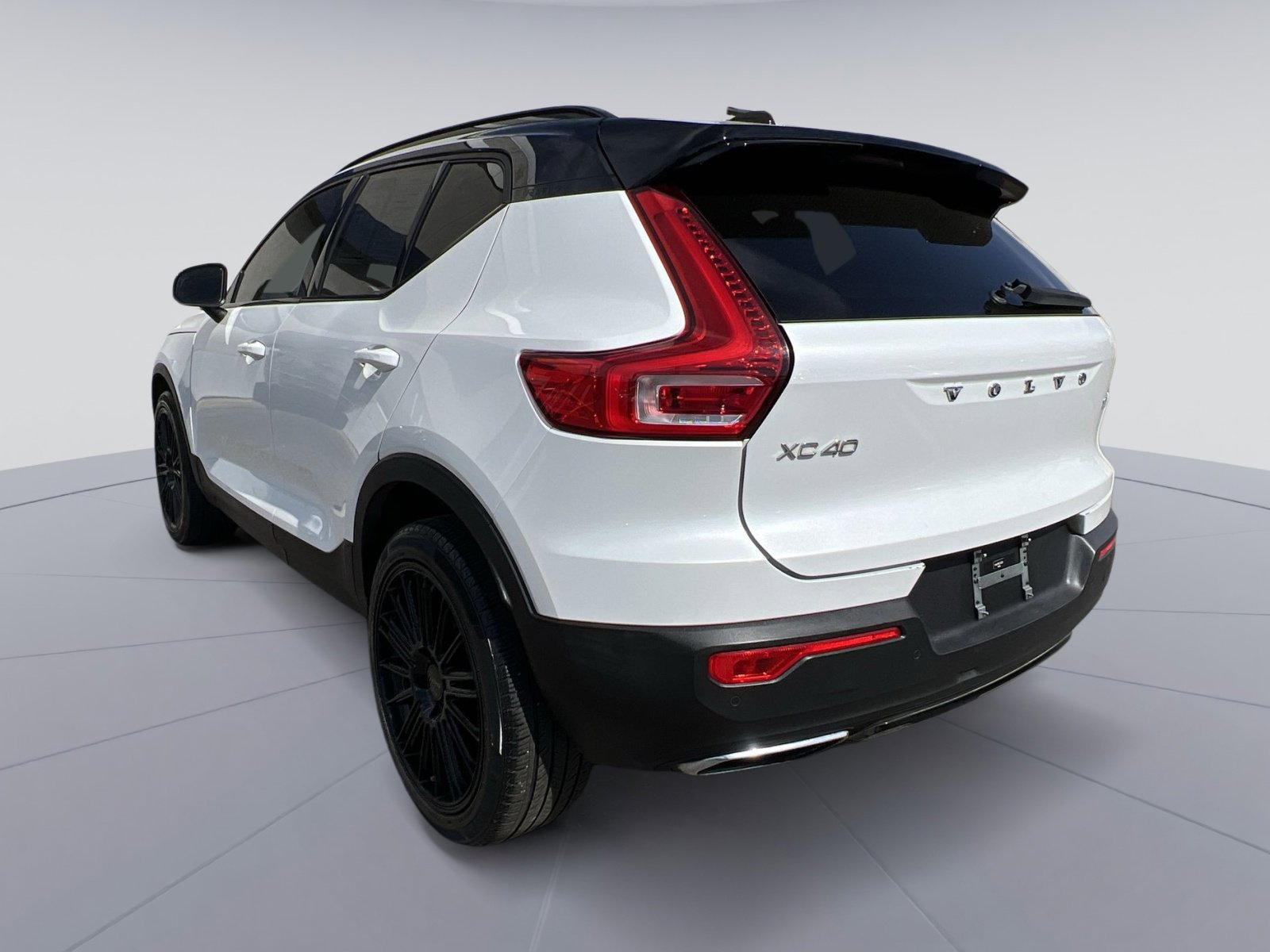 Used 2020 Volvo XC40 T4 R-Design w/ Protection Package Premier image 7