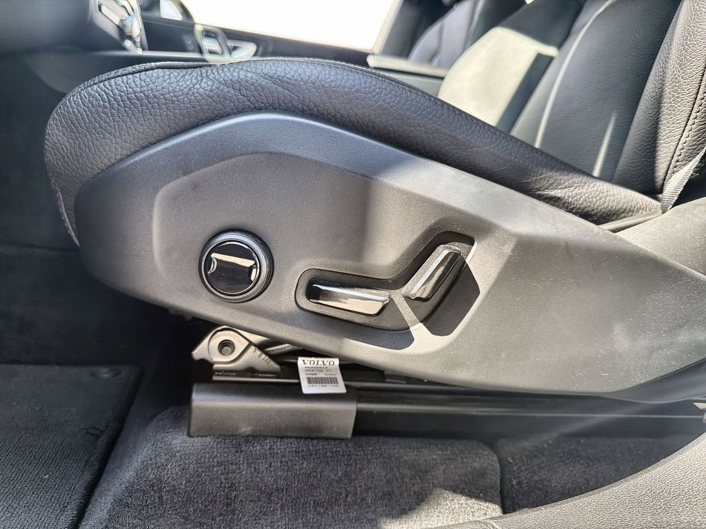 Used 2025 Volvo XC60 B5 Plus image 14