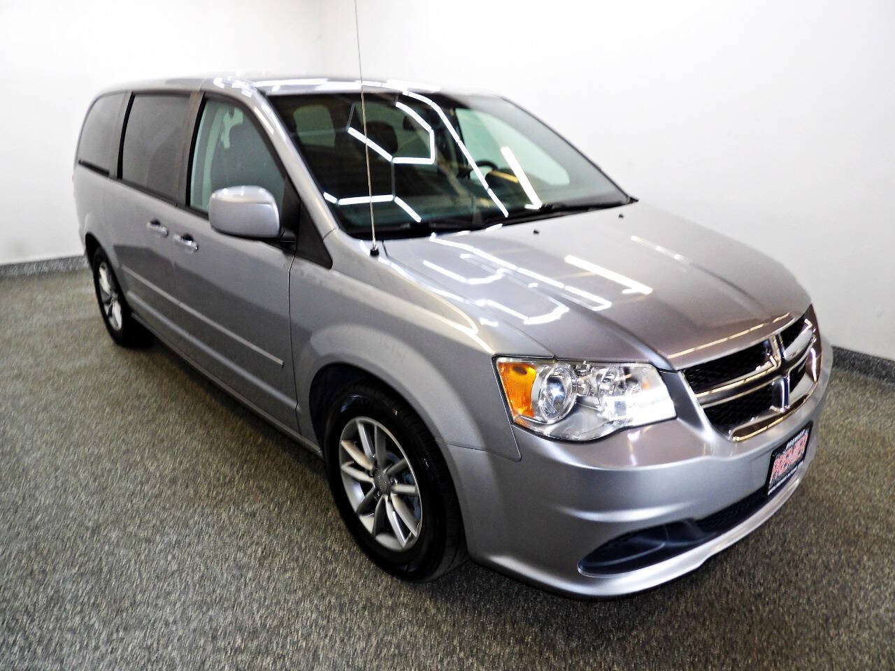 Used 2016 Dodge Grand Caravan SE FWD image 3