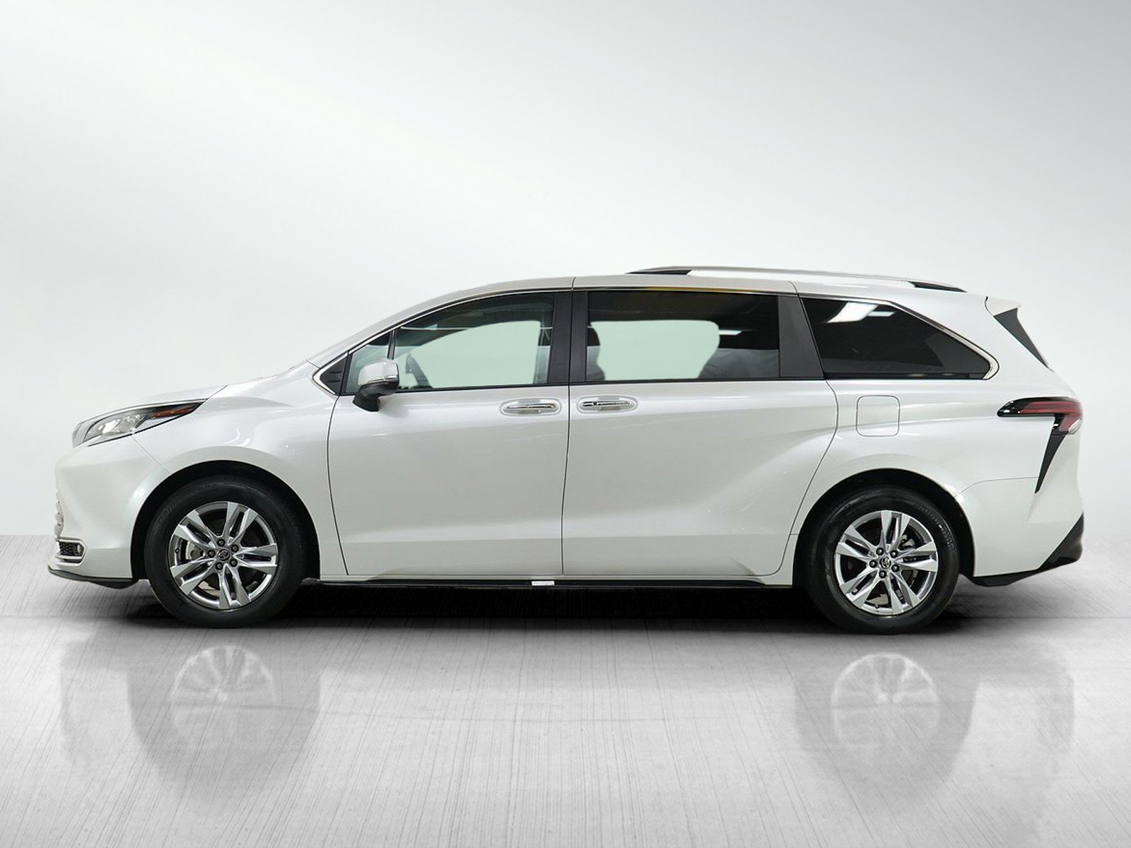 Used 2024 Toyota Sienna Limited image 2