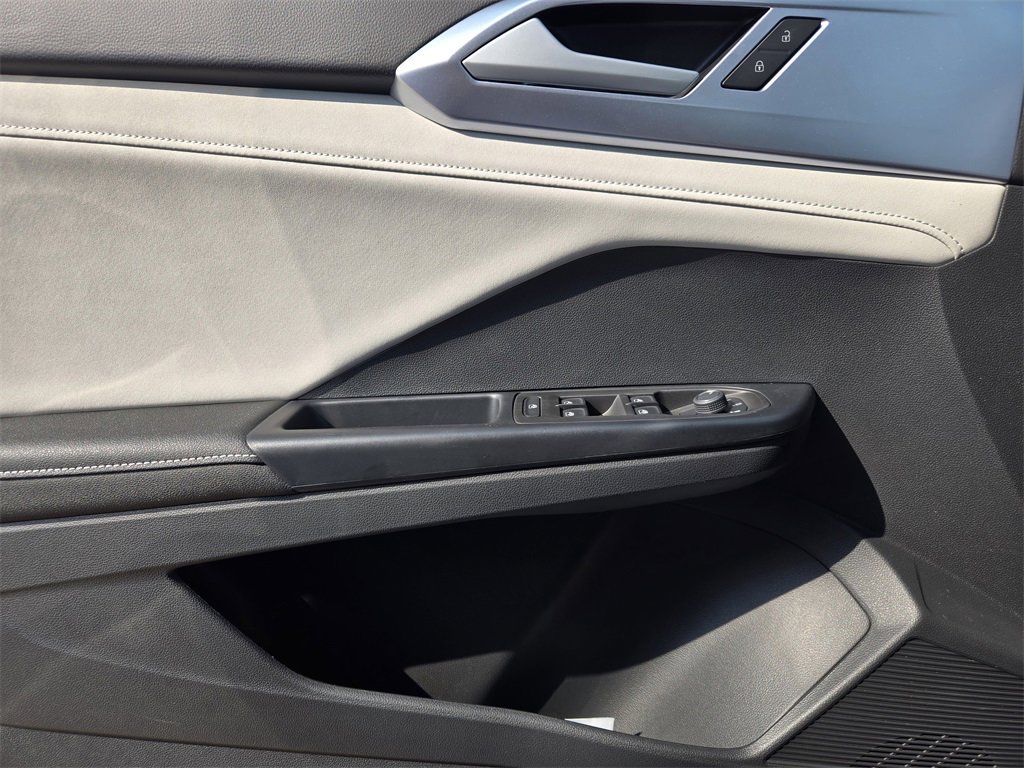 New 2025 Volkswagen Taos SE image 18